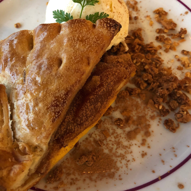 アップルパイバニラアイスクリーム添え(dot. Grill and Bar)