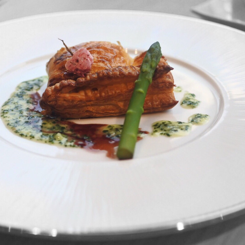 サーモンのアリュメットパイ焼き(マルシェダイニング ネン)