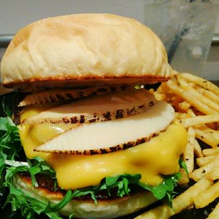 ハンバーガー(ホワイトバンズ＋ビーフパティ＋チェダーチーズ＋竹の子＋大葉＋水菜＋塩胡椒)(milia burger)