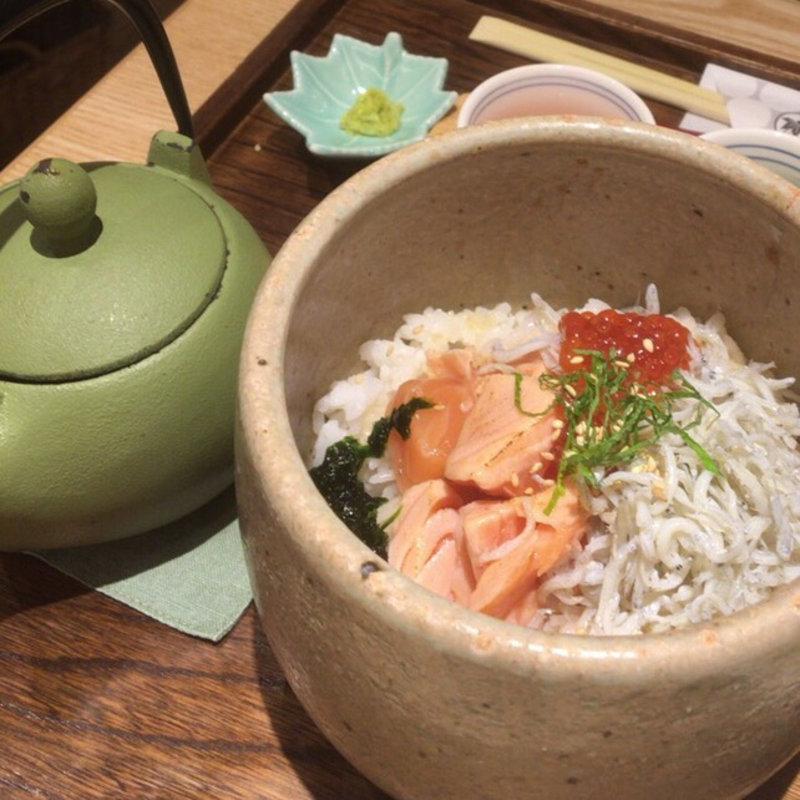 釜揚げしらすといくらとシャケのおひつ膳(もみじ茶屋 鎌倉小町通り)