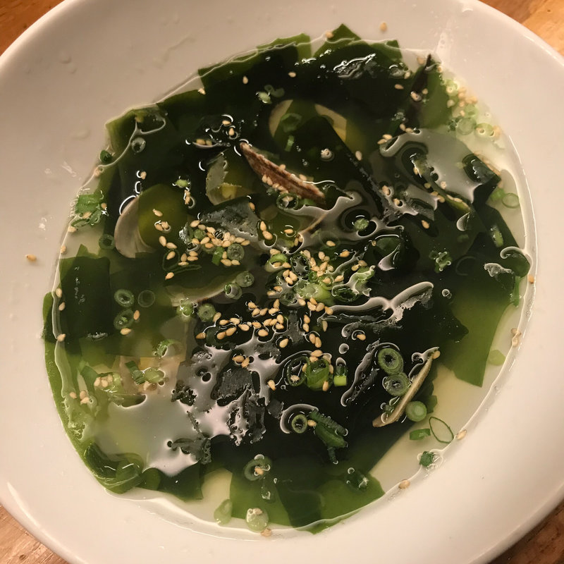 アサリと生ワカメの酒蒸し(鮮魚と色鶏どりの酒処 ふ〜ち〜く〜ち〜)