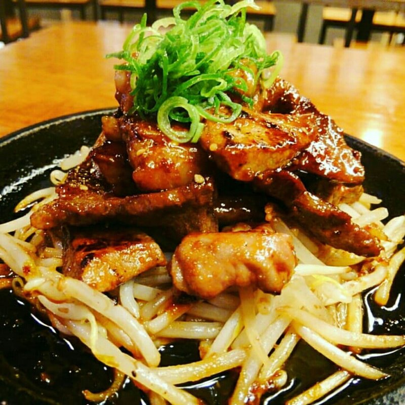 大阪西成のホルモン炒め(串カツ・ホルモン ニュー朝日 梅田お初天神店)