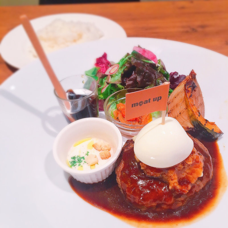 ハンバーグ(デミグラスソース)(meat up)