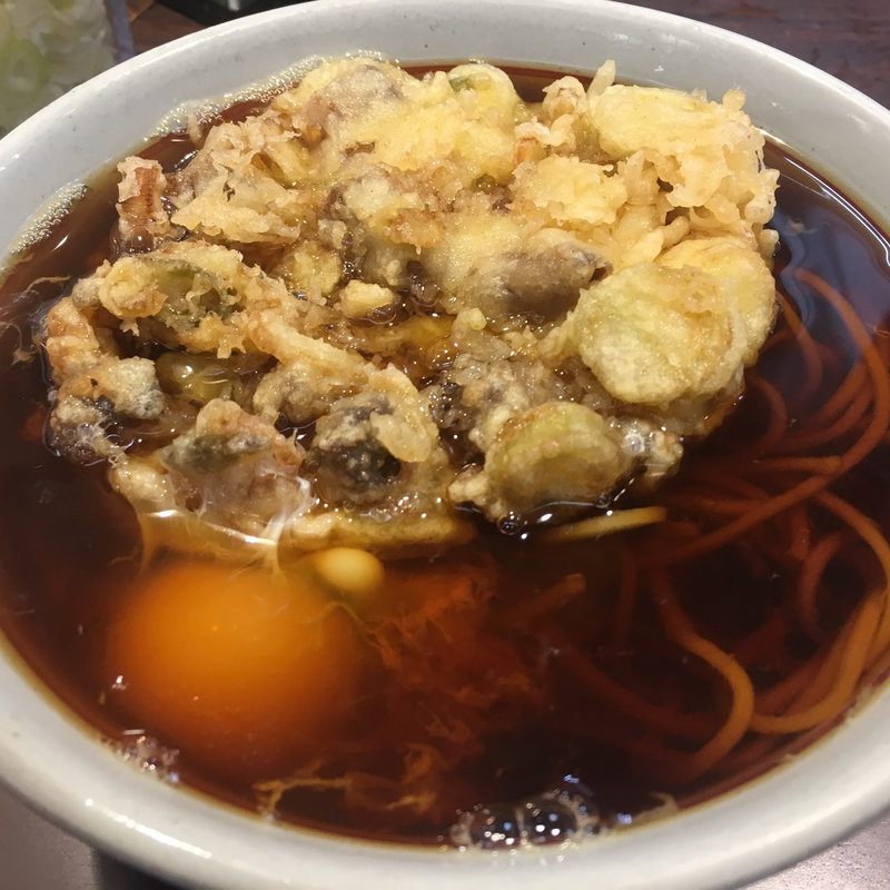 肉天そば、生卵(永坂更科布屋太兵衛 新宿地下鉄ビル店)