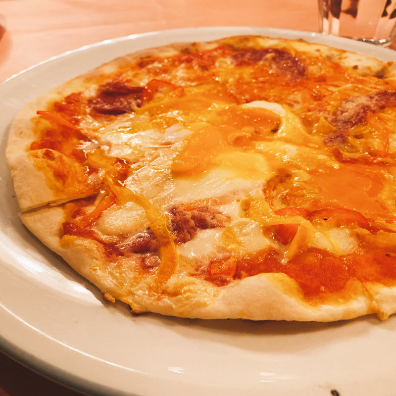 パプリカ、サラミと半熟卵のピッツァピスマルク(ピッツェリア・サバティーニ 青山)