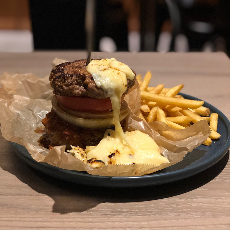 肉チーズバーガー(THREE PLACE)