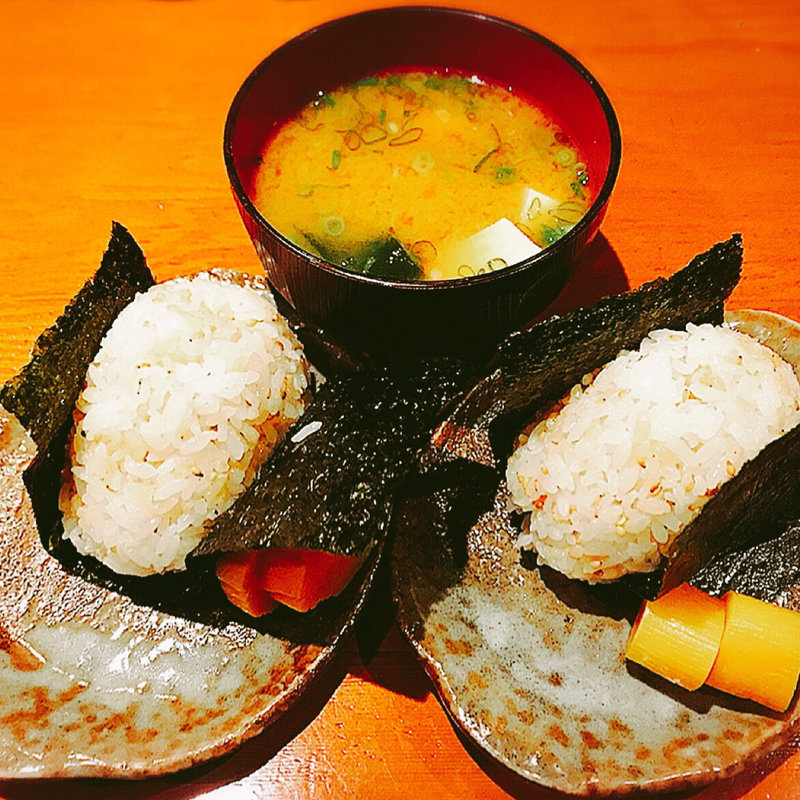 おむすび(発芽玄米入り)+味噌汁(居酒屋あふ )