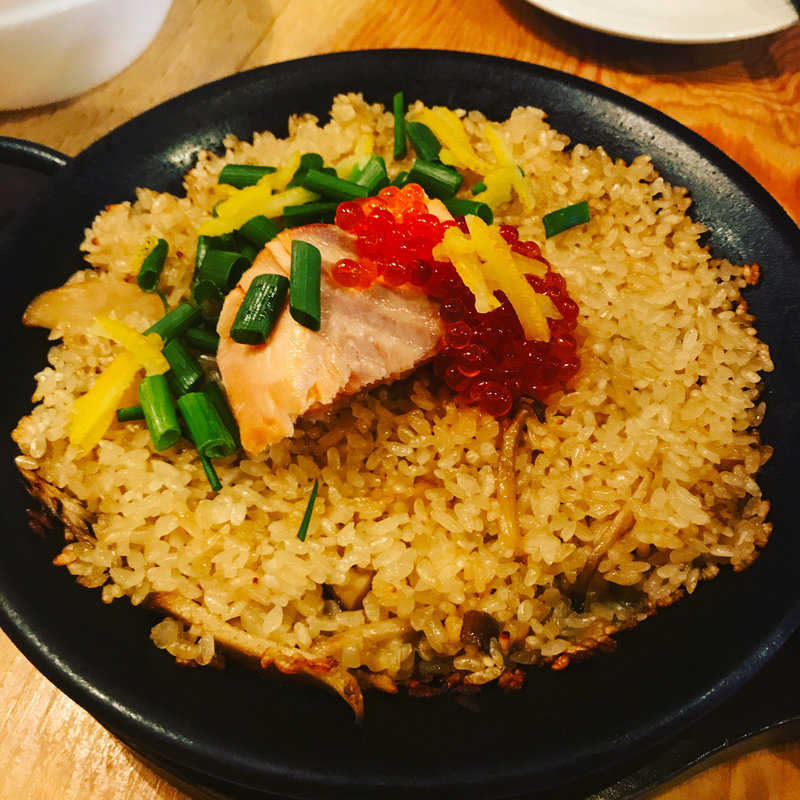 スモークサーモンとイクラの柚子香るパエリア(大衆ビストロ　瓦屋ROOT)