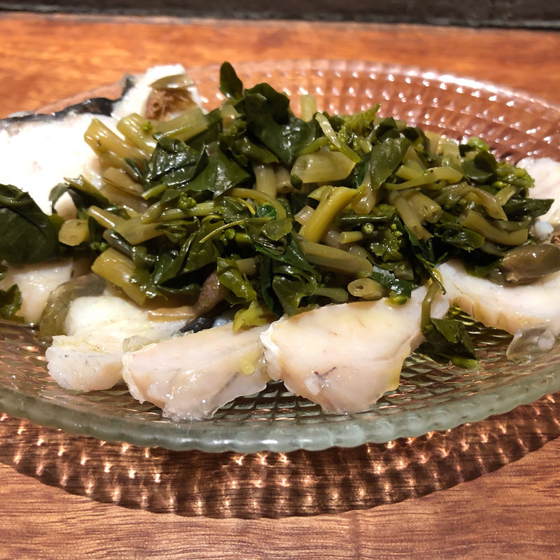 スズキの塩煮、花わさびとケッパー(あつあつ リ・カーリカ)