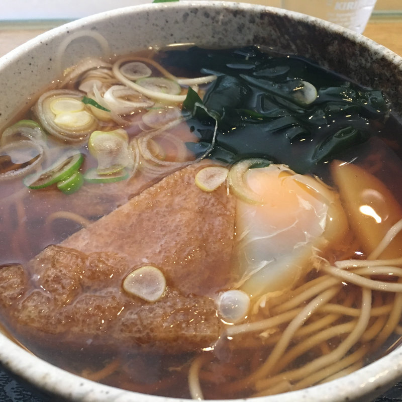 きつねそば、生卵(めん処 おばた)