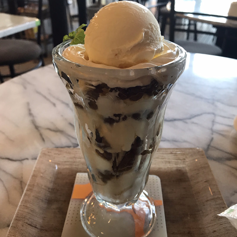ラムレーズンパフェ(カフェレストラン フルーツパーラーさいとう)
