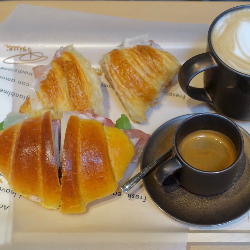 コルネッティ サンドイッチ プロシュート コット＆フォンティーナ(スターバックスリザーブロースタリー東京)