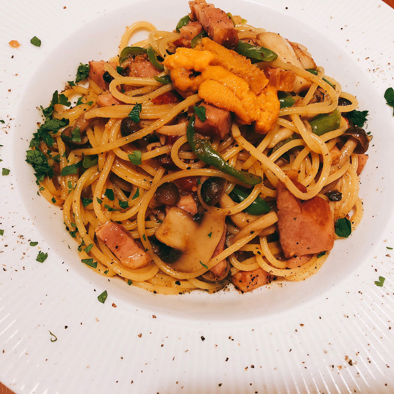 厚切りベーコンと万願寺のペペロンチーノ雲丹のっけ(酒場リベリー episode2)