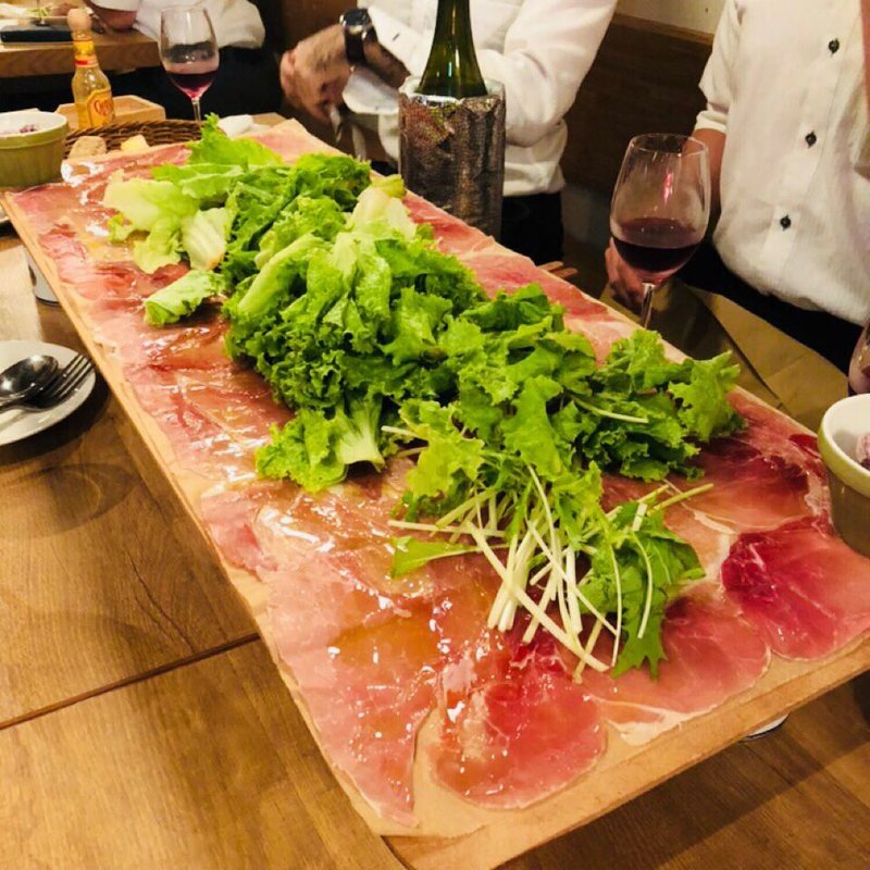 生ハムとサラミのてんこ盛り(ワインの酒場。ディプント 心斎橋店)