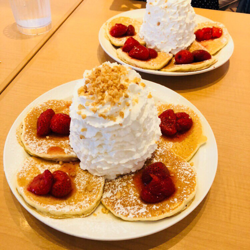 ストロベリー、ホイップクリームとマカダミアナッツ パンケーキ(Eggs 'n Things ザ パーク フロント ホテル店)