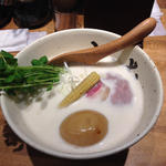 牛白湯 煮卵付き(牛骨ら〜めん ぶっこ志 北浜店)