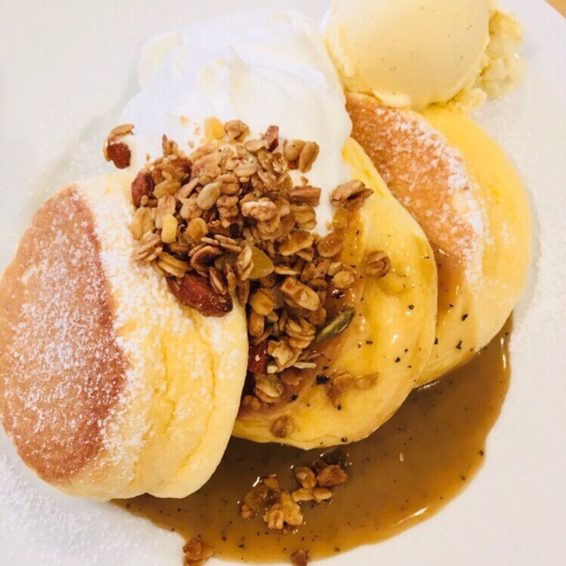 紅茶ミルクパンケーキ自家製グラノーラソースがけ(幸せのパンケーキ 本町店)