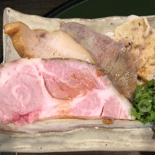 肉盛り皿（豚肩ロース・豚トロ・豚ホホ肉・鷄パテ）(ORiBE)
