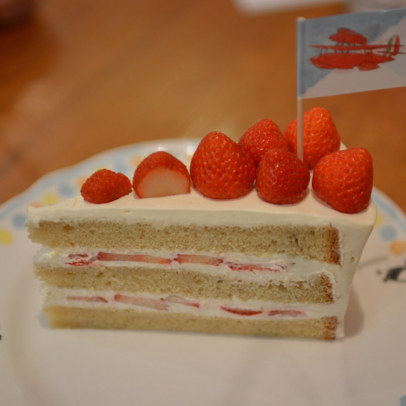 ふぞろいイチゴのショートケーキ(カフェ 麦わらぼうし)