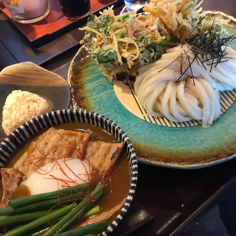 モツカレーつけ麺、かき揚げ、小おにぎり(釜揚げうどん 鈴庵 )