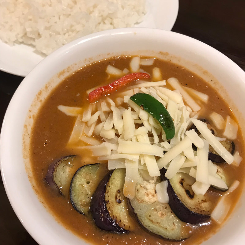 なすチキン チーズトッピング 辛さ1番(中辛)(curry草枕)