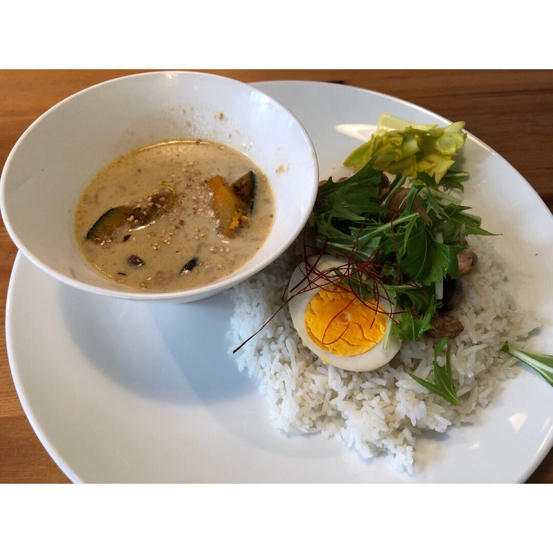 台湾風鶏手羽元煮と、スパイスかぼちゃとしめじのグリーンカレー(ポーリのカレー屋さん)