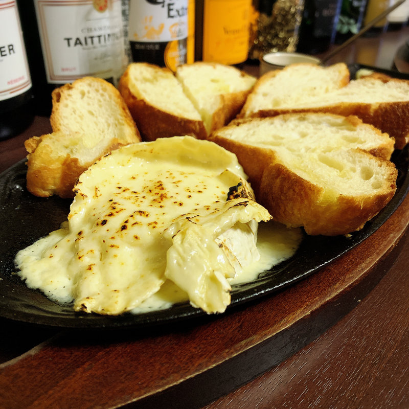 カマンベールのオーブン焼き(M.E.S. Cafe & Bar)