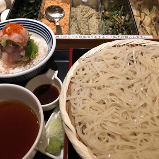 稲庭うどん(冷)と海鮮丼 つじ半のぜいたくめし(稲庭うどんとめし 金子半之助 コレド室町店 )