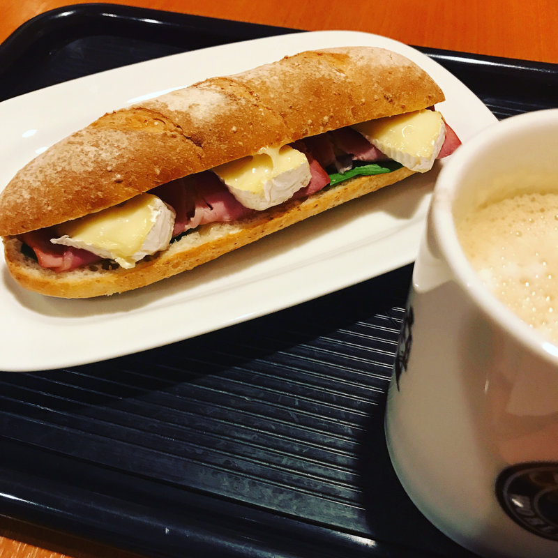 焼きたてサンド カマンベール＆ハム(カフェ・ベローチェ 綾瀬店)