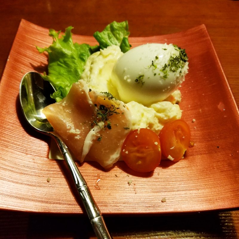 生ハムと半熟玉子とろ～りポテトサラダ(鳥元 市ヶ谷店)