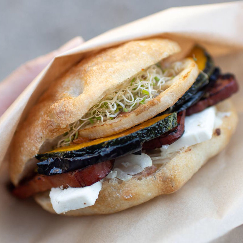 フェタチーズと焼き豚のフォッカッチャ(Cafe Sol)