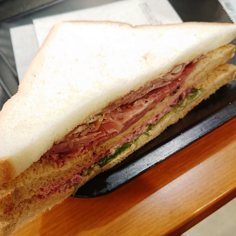 パストラミ＆ビーツサラダサンド(タリーズコーヒー アトレ川崎店)