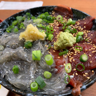 生しらす、マグロ丼(磯料理 魚の「カネあ」)