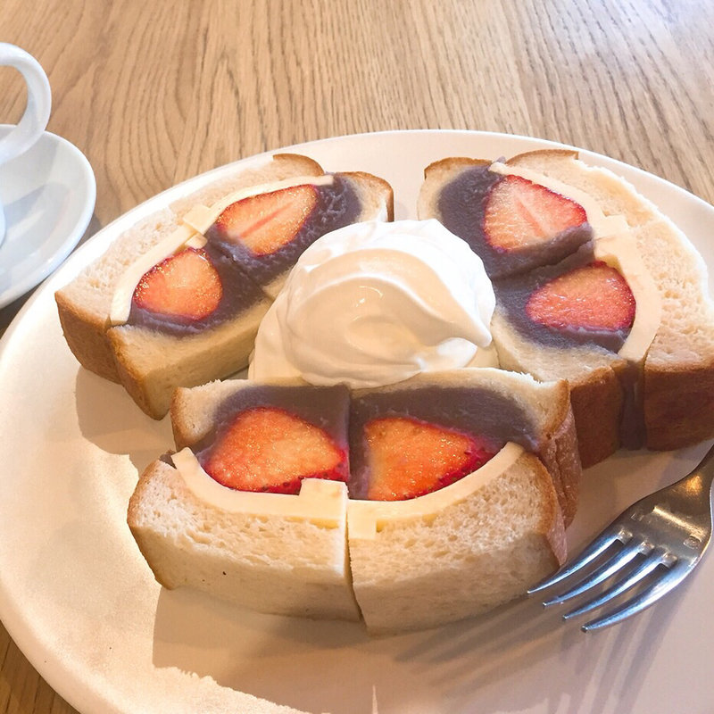 苺と吟醸こしあんのサンド(俺のベーカリー&カフェ)
