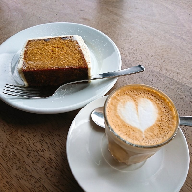 コルタド(コーヒー)とキャロットケーキ(エルマーズグリーンコーヒーアンドベイクス)