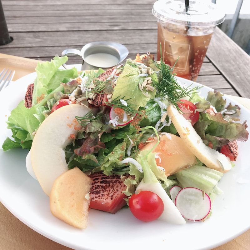 炙りサーモンと釜揚げシラスのサラダ(RH Cafe 辻堂店)