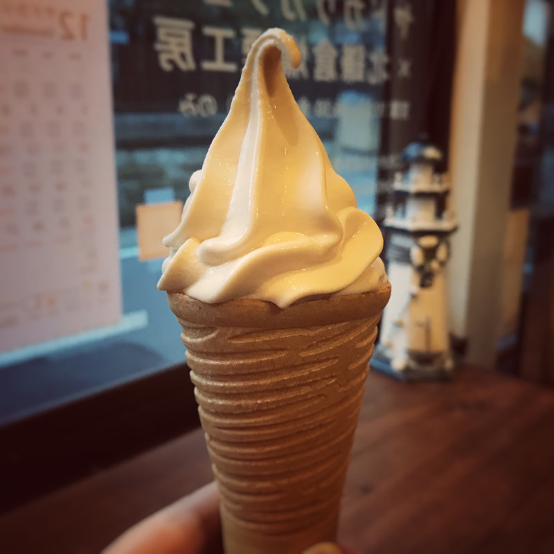 スモークしょうゆソフトクリーム(北鎌倉燻煙工房 今小路店)