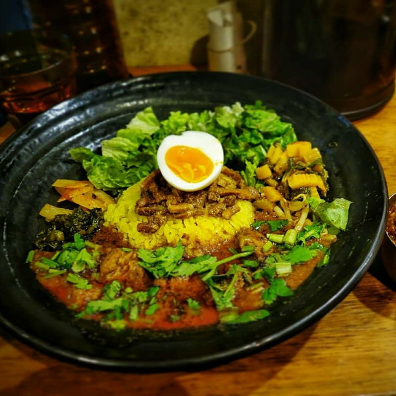 ろかプレート(ラム)セロリのアチャールとパセリトッピング(SPICY CURRY 魯珈 （スパイシーカレー ろか）)