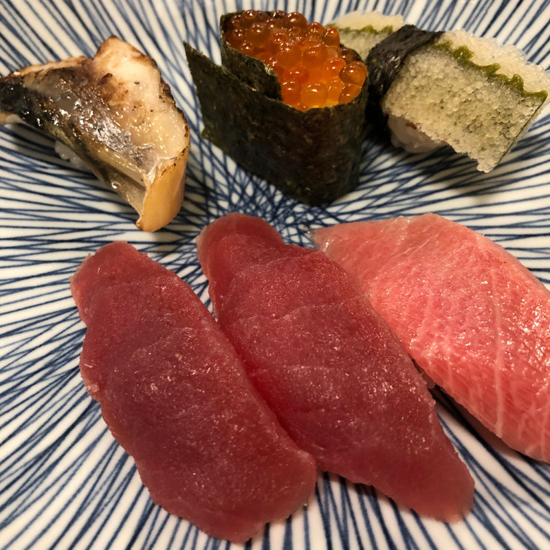 子持ち昆布、いくら、漬け鯖炙り、中トロ、鮪(すし旬 久屋 )