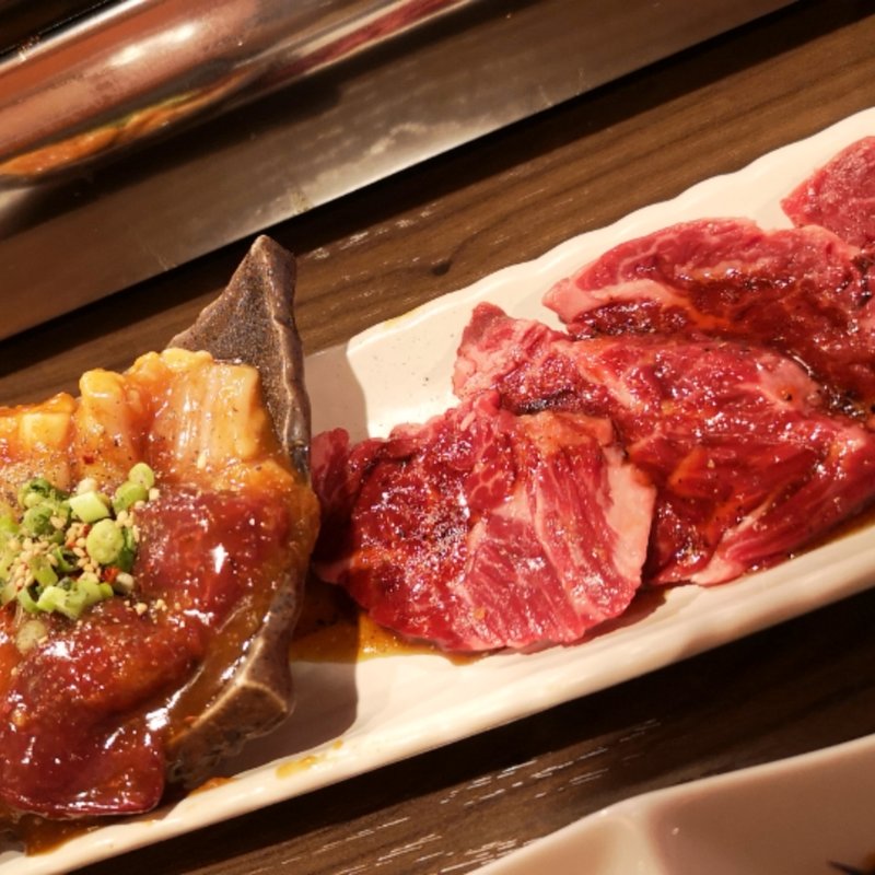 ホルモンとハラミランチ(白か黒)