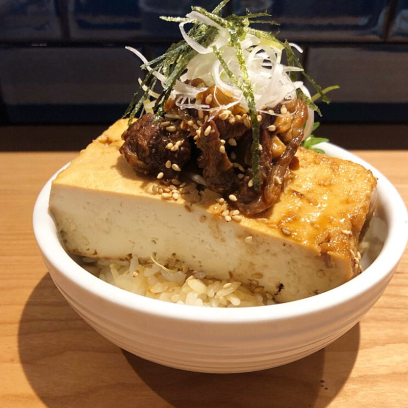 とうめし(餃子と煮込み)