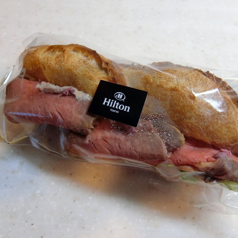 塩桜バゲットローストビーフのサンド(ショコラブティック バイ ヴェイス)