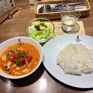 タイ風スパイシーソーセージと3種のキノコとトマトのカリー(チャントーヤ　ココナッツカリー （CHANTOYA COCONUT CURRY）)