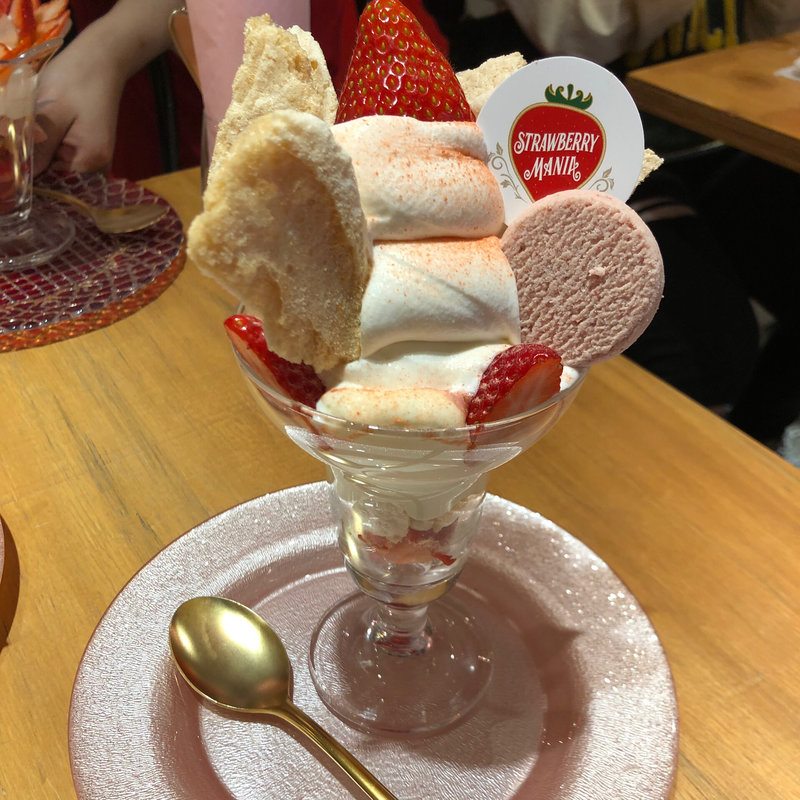 メレンゲといちごのクリームパフェ(Strawberry mania ストロベリーマニア)