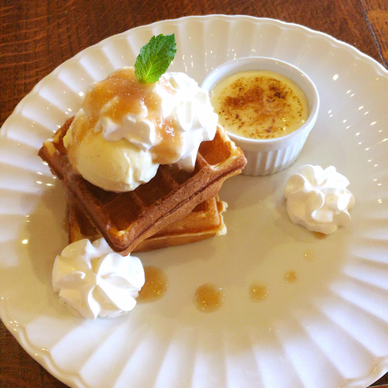 あらかわ桃ジャム(のワッフル)とヨーグルトブリュレ(純喫茶リエール )