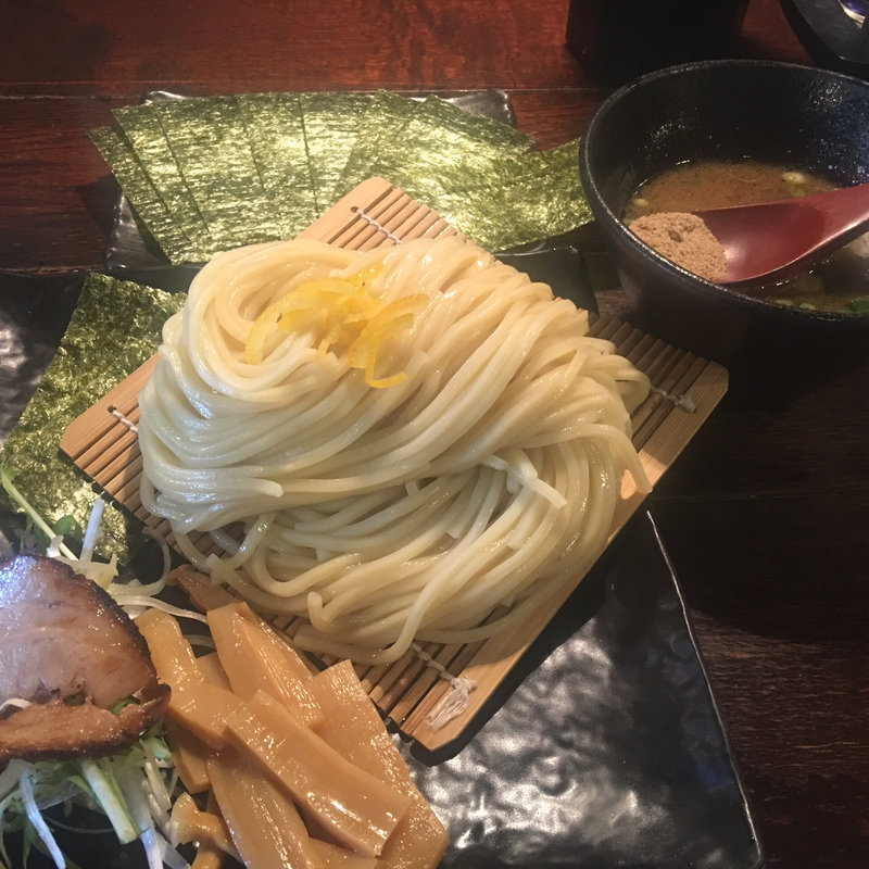 すするつけ麺(麺やすする)