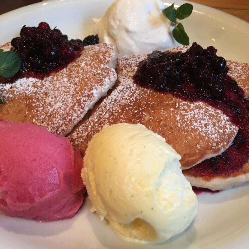 ヴィーナスの赤い果実入りベリーソースパンケーキ(ナゴミナチュルア （nagomi-NATULURE）)