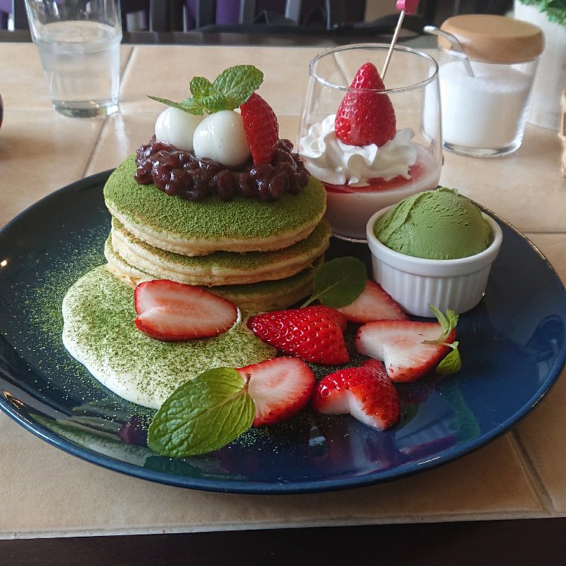 春のパンケーキ～抹茶クリームチーズ 苺ミルクプリン添え～(カフェシュシュ)