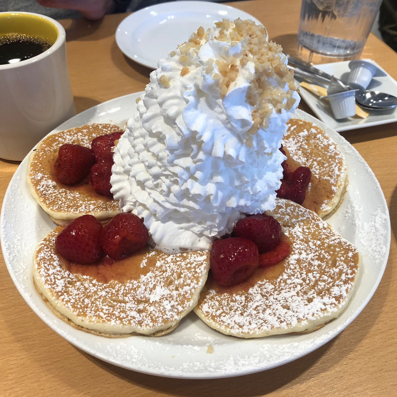 ストロベリーホイップクリームとマカデミアナッツ(Eggs 'n Things 湘南江ノ島店)