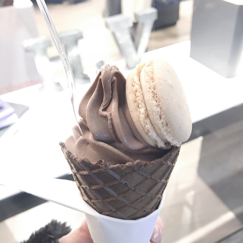 ビターチョコレートソフトクリーム マカロン付(ユーゴ＆ヴィクトール表参道ヒルズ)